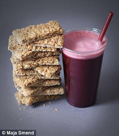 Lượng đường trong chai nước uống thể thao này tương đương với 2 cái kem sô-cô-la (40g đường).