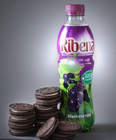 Lượng đường trong 1 chai nước blackcurrants này tương đương với 13 cái bánh Oreo (52,6g đường)