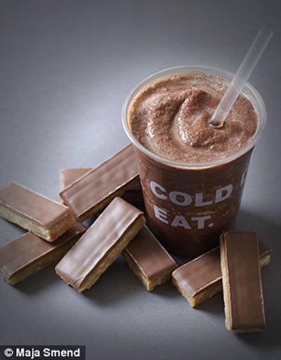 Lượng đường trong 1 ly cà phê đá này tương đương với 8 thanh bánh caramen (90,5g đường).