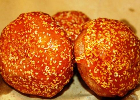 Bánh cam là món quà quê dân dã gắn liền với tuổi thơ của nhiều người.