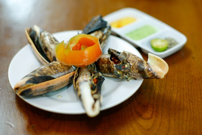 Ốc chuối cối với phần vỏ cứng phải đập ra mới c&oacute; thể chế biến