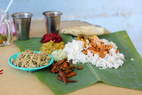 C&aacute;c m&oacute;n ăn phục vụ tr&ecirc;n l&aacute; chuối