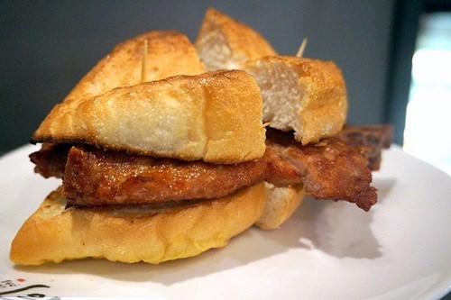 B&aacute;nh m&igrave; kẹp sườn heo