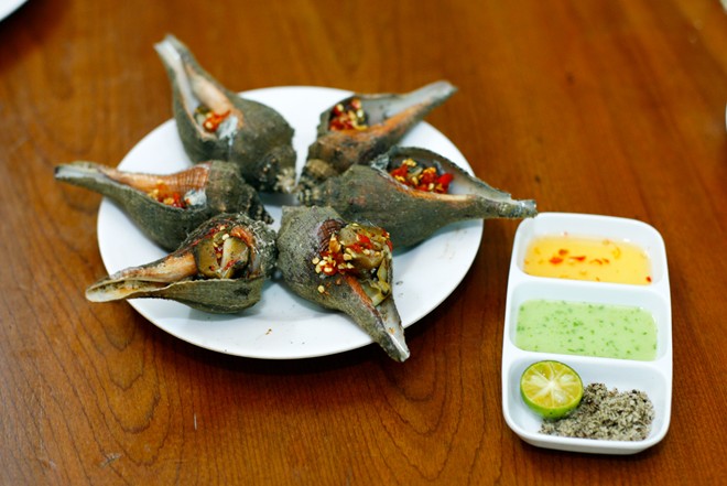 ốc mỏ vịt c&ograve;n h&uacute;t kh&aacute;ch với vị đắng lạ của phần gan