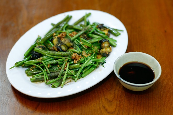 Ốc x&agrave;o rau muống