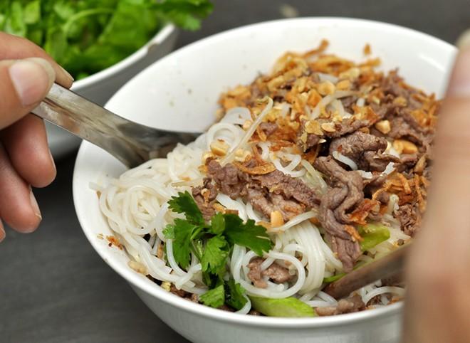 Bún bò trộn