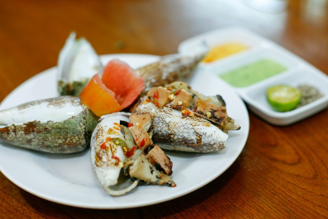 Ốc chuối với phần thịt tr&agrave;n ra ngo&agrave;i phần vỏ cứng