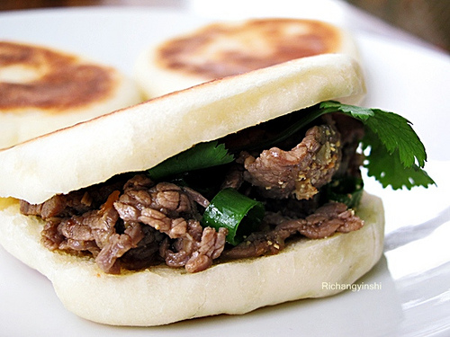 B&aacute;nh bao kẹp thịt nướng