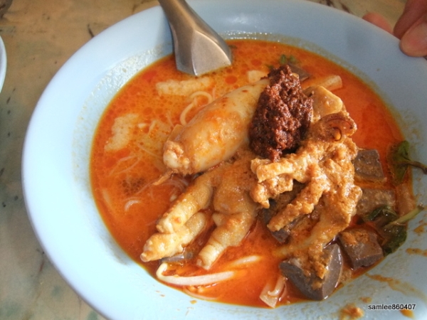 Ch&acirc;n g&agrave; nấu c&agrave; ri