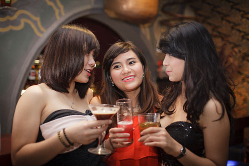 Sơn Tinh LoungBar l&agrave; điểm đến y&ecirc;u th&iacute;ch của c&aacute;c n&agrave;ng