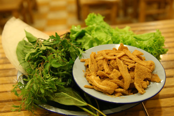 Nem tai cuốn b&aacute;nh tr&aacute;ng