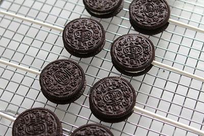 Tái chế Oreo thành "kẹo mút" cầu vồng 4