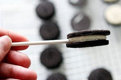 Tái chế Oreo thành "kẹo mút" cầu vồng 3