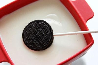 Tái chế Oreo thành "kẹo mút" cầu vồng 5